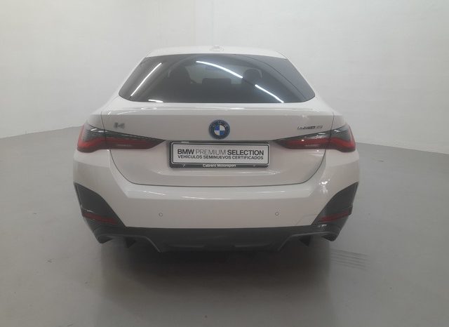 
								BMW i4 eDrive35 lleno									