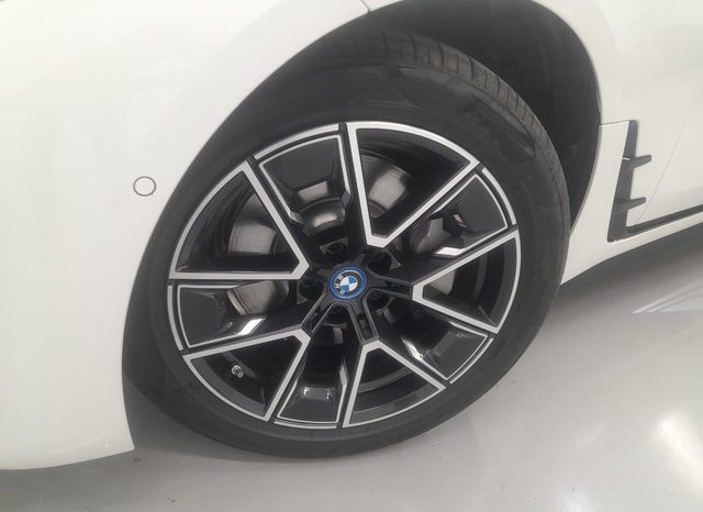 
								BMW i4 eDrive35 lleno									