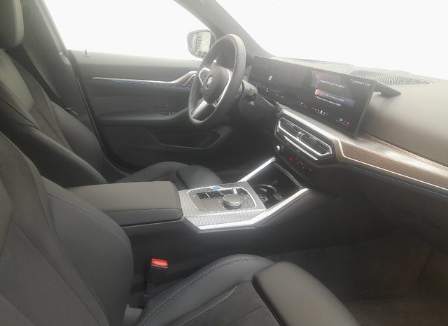 
								BMW i4 eDrive35 lleno									